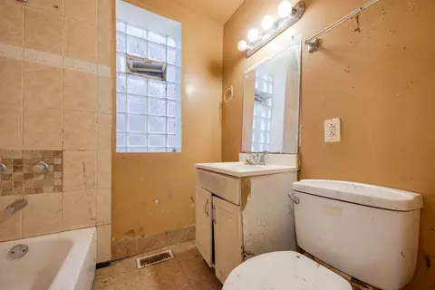 Bath - 7241 S Yale Ave, Chicago, IL 60621 photo 1 of 4