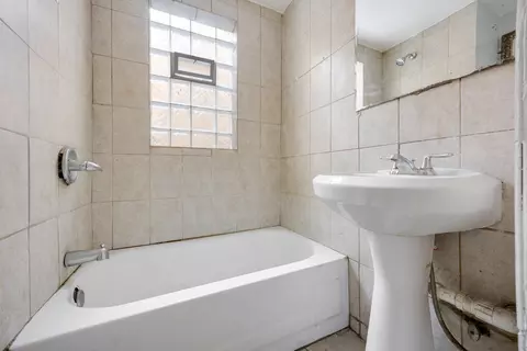 Bath - 7241 S Yale Ave, Chicago, IL 60621 photo 2 of 4