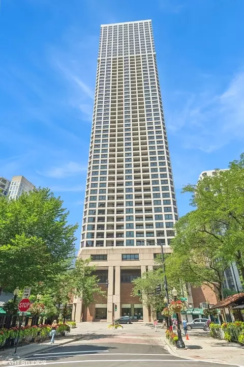 1030 N State St #8J, Chicago, IL 60610