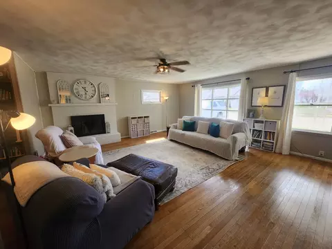 Living - 710 N Maple St, Sparta, IL 62286 photo 2 of 3