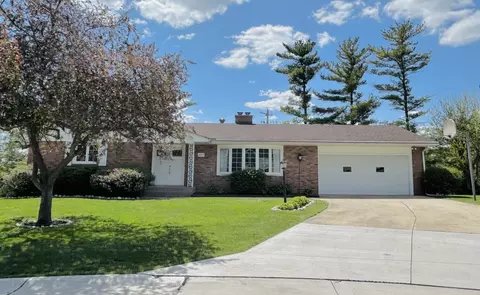 1511 Hillcrest Ct, Bettendorf, IA 52722