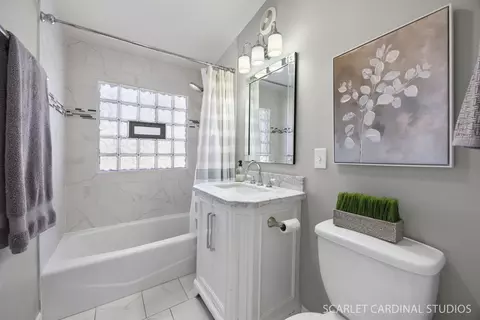 Bath - 1003 E Alder Ln, Mount Prospect, IL 60056 photo 1 of 3