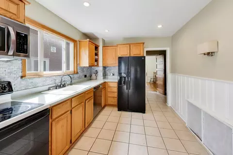 Kitchen - 283 Bartram Rd, Riverside, IL 60546 photo 1 of 2