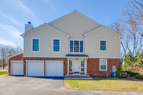 632 Grosse Pointe Cir #-, Vernon Hills, IL 60061