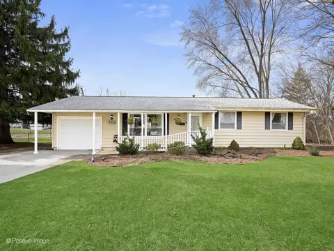 350 Shawnee Dr, Carol Stream, IL 60188