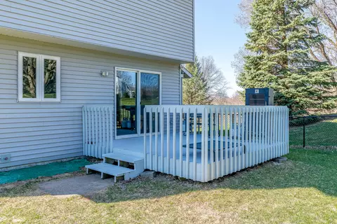 Exterior - 76 Parkview Dr, Eldridge, IA 52748 photo 4 of 5
