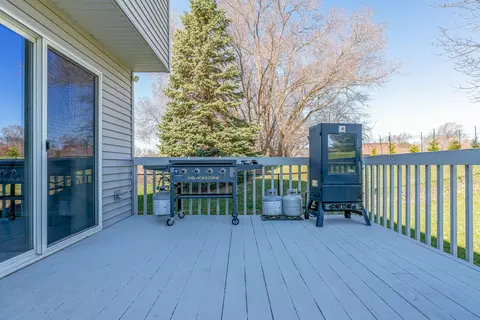 Exterior - 76 Parkview Dr, Eldridge, IA 52748 photo 5 of 5