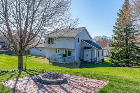 Exterior - 76 Parkview Dr, Eldridge, IA 52748 photo 3 of 5