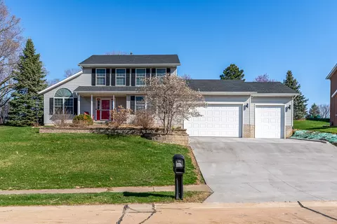 76 Parkview Dr, Eldridge, IA 52748
