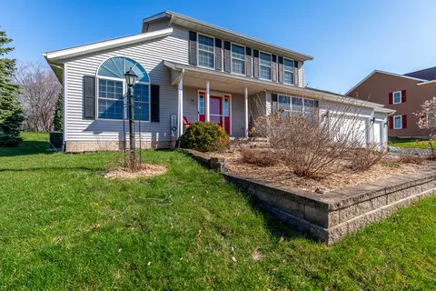 Exterior - 76 Parkview Dr, Eldridge, IA 52748 photo 2 of 5