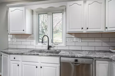 Kitchen - 76 Parkview Dr, Eldridge, IA 52748 photo 2 of 2
