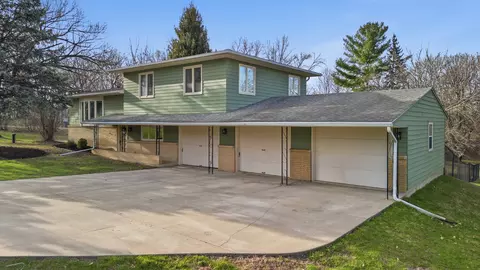 702 Highcrest Rd, Dixon, IL 61021