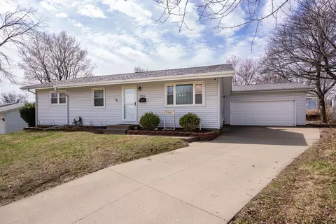 2814 Hillside Ct, Bettendorf, IA 52722