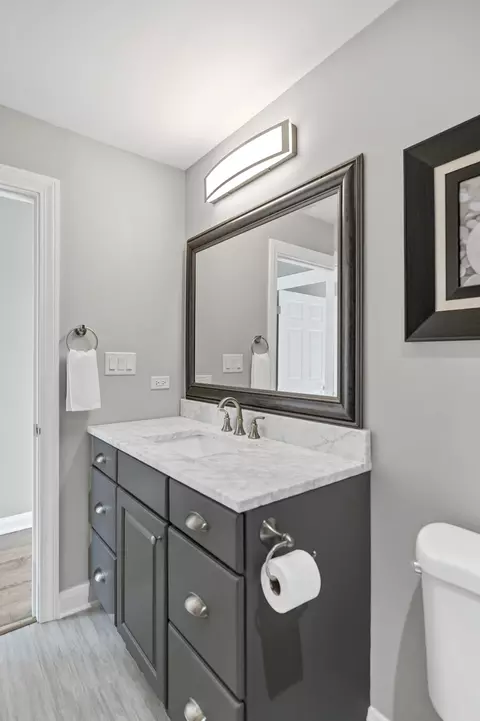 Bath - 512 Bay Rd, Mchenry, IL 60051 photo 5 of 6