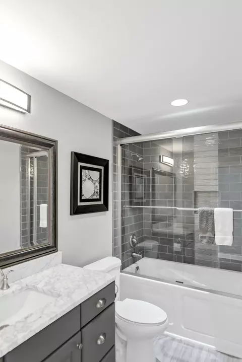 Bath - 512 Bay Rd, Mchenry, IL 60051 photo 4 of 6