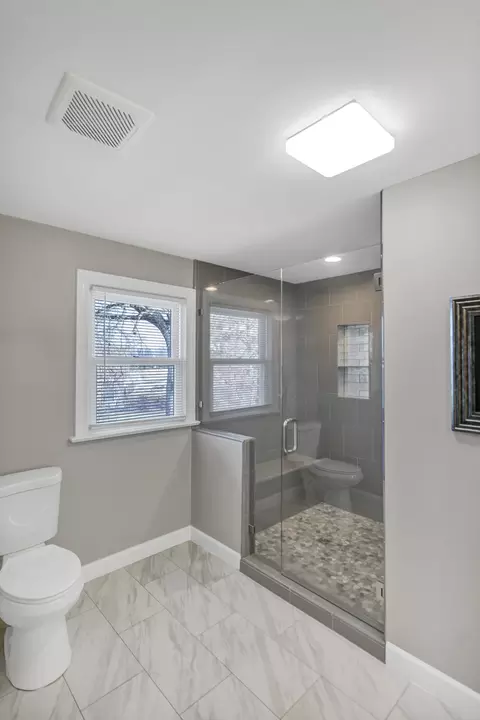 Bath - 512 Bay Rd, Mchenry, IL 60051 photo 2 of 6
