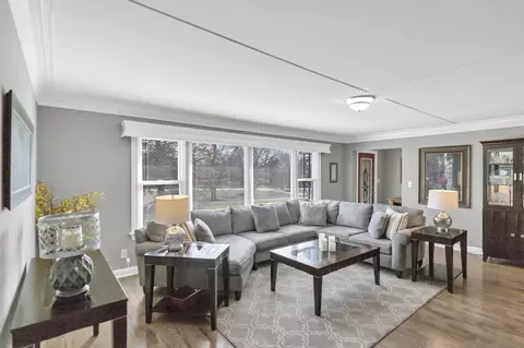 Living - 512 Bay Rd, Mchenry, IL 60051 photo 2 of 3
