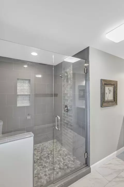 Bath - 512 Bay Rd, Mchenry, IL 60051 photo 3 of 6