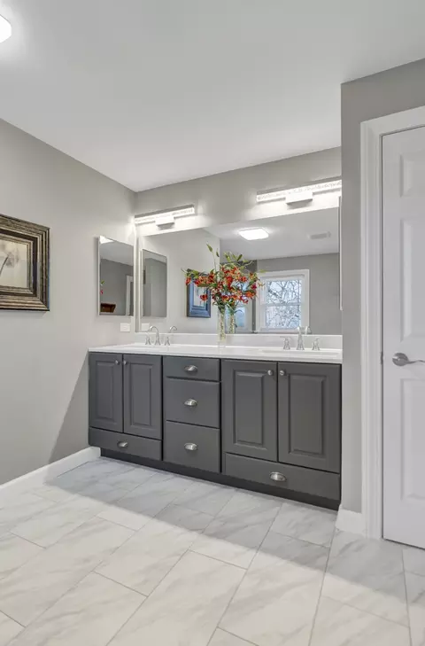 Bath - 512 Bay Rd, Mchenry, IL 60051 photo 1 of 6