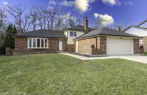 403 Whipple Ln, Westmont, IL 60559