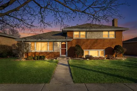 Exterior - 7635 S Oconto Ave, Bridgeview, IL 60455 photo 2 of 6