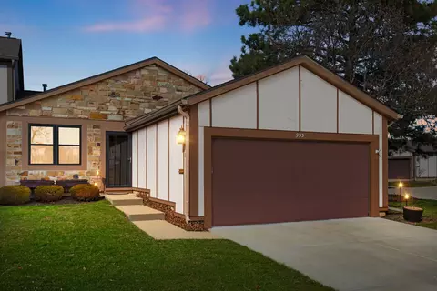 933 Wheaton Oaks Dr, Wheaton, IL 60187