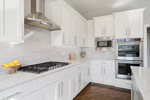 Kitchen - 28 Pinnacle Ct, Naperville, IL 60565 photo 5 of 6