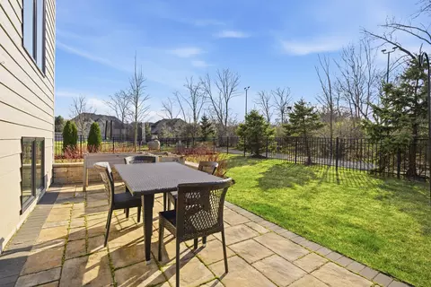 Exterior - 28 Pinnacle Ct, Naperville, IL 60565 photo 3 of 4