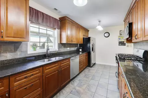 Kitchen - 8324 44th Pl, Lyons, IL 60534 photo 2 of 3