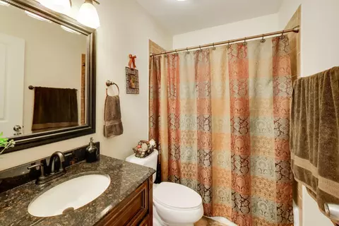 Bath - 8324 44th Pl, Lyons, IL 60534 photo 2 of 2