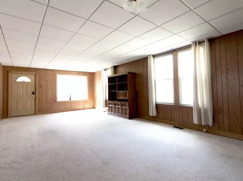 Living - 420 E Benton St, Morris, IL 60450 photo 2 of 4