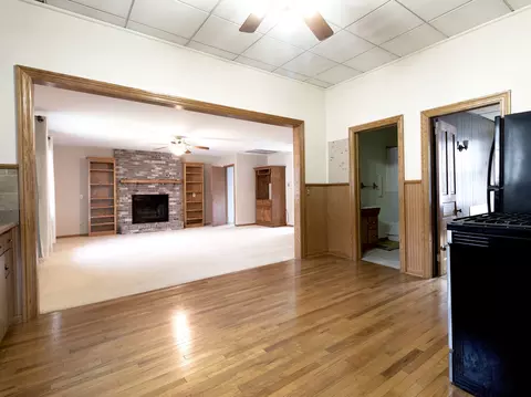Living - 420 E Benton St, Morris, IL 60450 photo 3 of 4