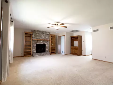 Living - 420 E Benton St, Morris, IL 60450 photo 4 of 4