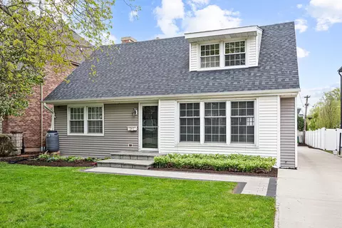 381 S Berkley Ave, Elmhurst, IL 60126