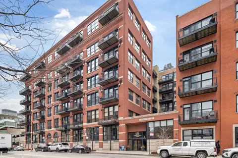 226 N Clinton St #710, Chicago, IL 60661