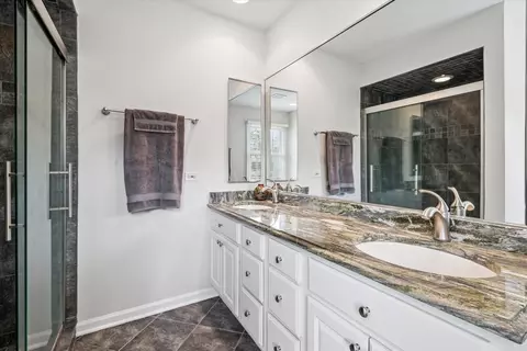 Bath - 4233 Oaksbury Ln, Rolling Meadows, IL 60008 photo 2 of 3