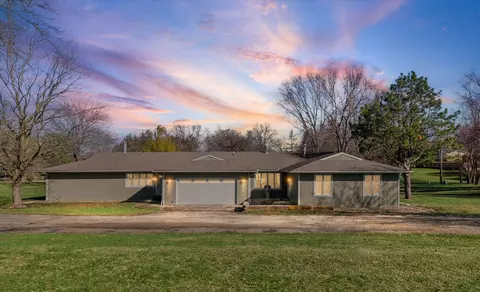 1902 Golf Dr, Mahomet, IL 61853