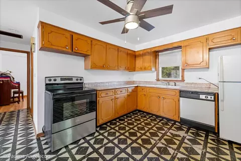 Kitchen - 4618 Custer Ave, Brookfield, IL 60513 photo 1 of 4