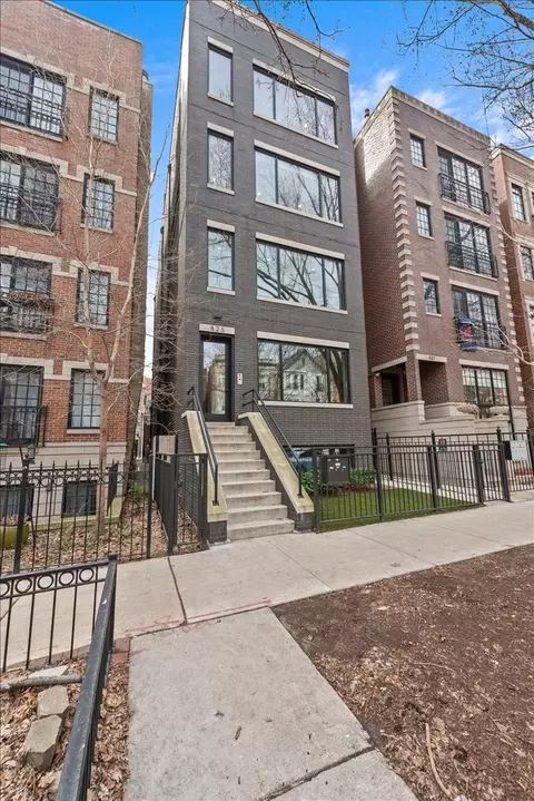 825 W Buckingham Pl #3, Chicago, IL 60657