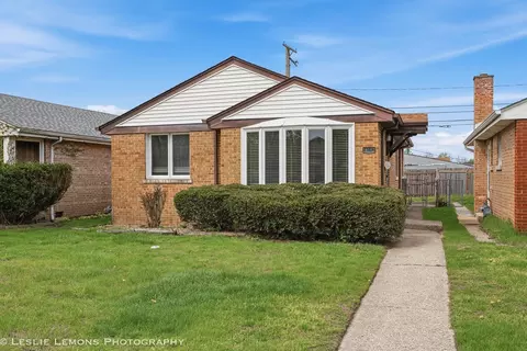 10142 S California Ave, Evergreen Park, IL 60805