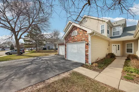 1410 Essex St, Algonquin, IL 60102