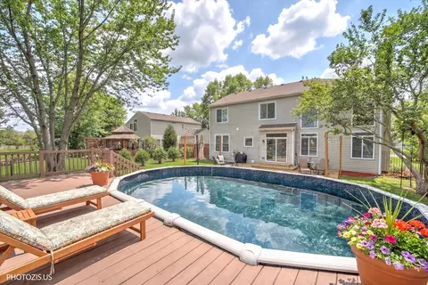 617 Carnation Dr, Oswego, IL 60543