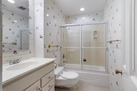 Bath - 812 Dodds Dr, Champaign, IL 61820 photo 2 of 3