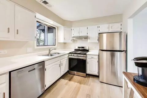 Kitchen - 1048 Harbour Ct #2B, Wheeling, IL 60090 photo 1 of 3