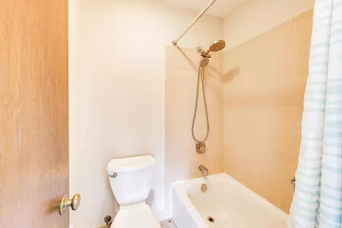 Bath - 1048 Harbour Ct #2B, Wheeling, IL 60090 photo 2 of 3