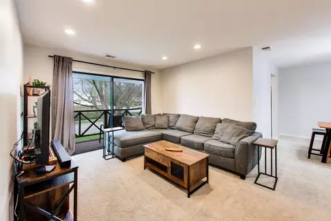 Living - 1048 Harbour Ct #2B, Wheeling, IL 60090 photo 3 of 4