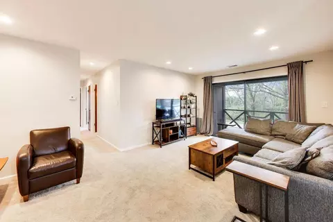 Living - 1048 Harbour Ct #2B, Wheeling, IL 60090 photo 1 of 4