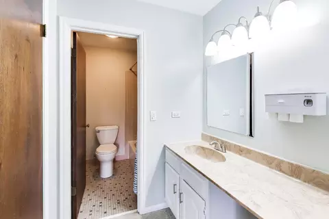 Bath - 1048 Harbour Ct #2B, Wheeling, IL 60090 photo 1 of 3
