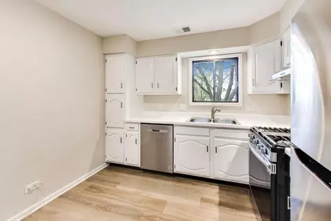 Kitchen - 1048 Harbour Ct #2B, Wheeling, IL 60090 photo 2 of 3