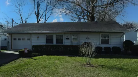 617 E Grant St, Watseka, IL 60970